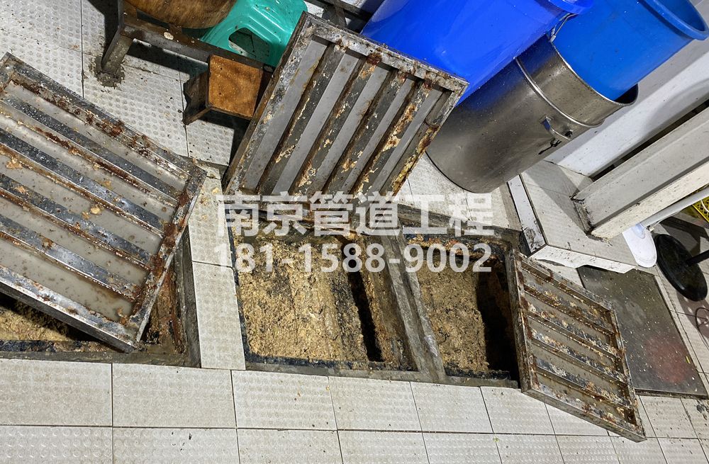 278东南大学城管中队食堂隔油池清理